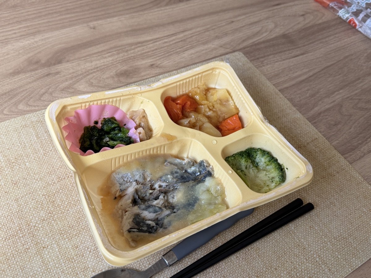 1食目を開けたところ。さわらの西京焼きと4品の付け合わせ
