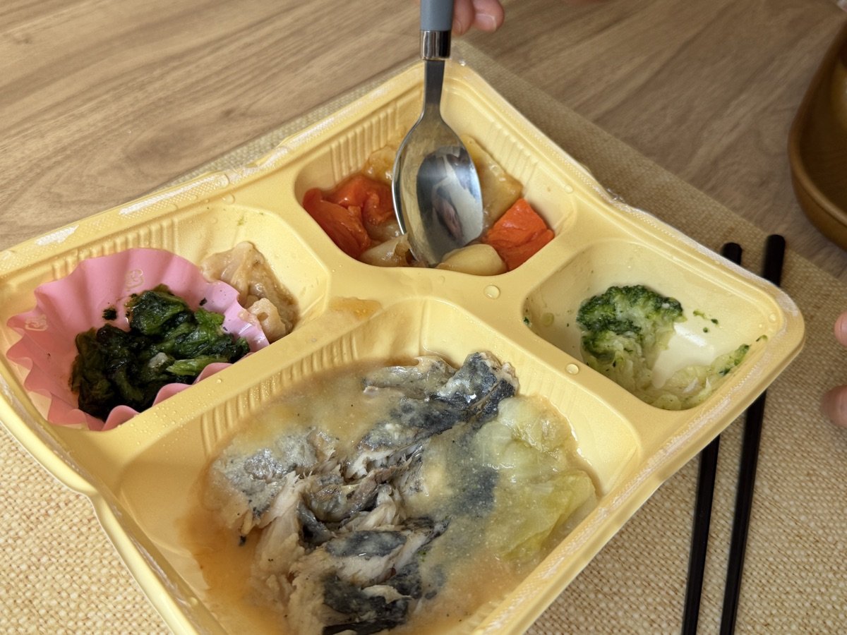 付け合わせをスプーンの背で押す