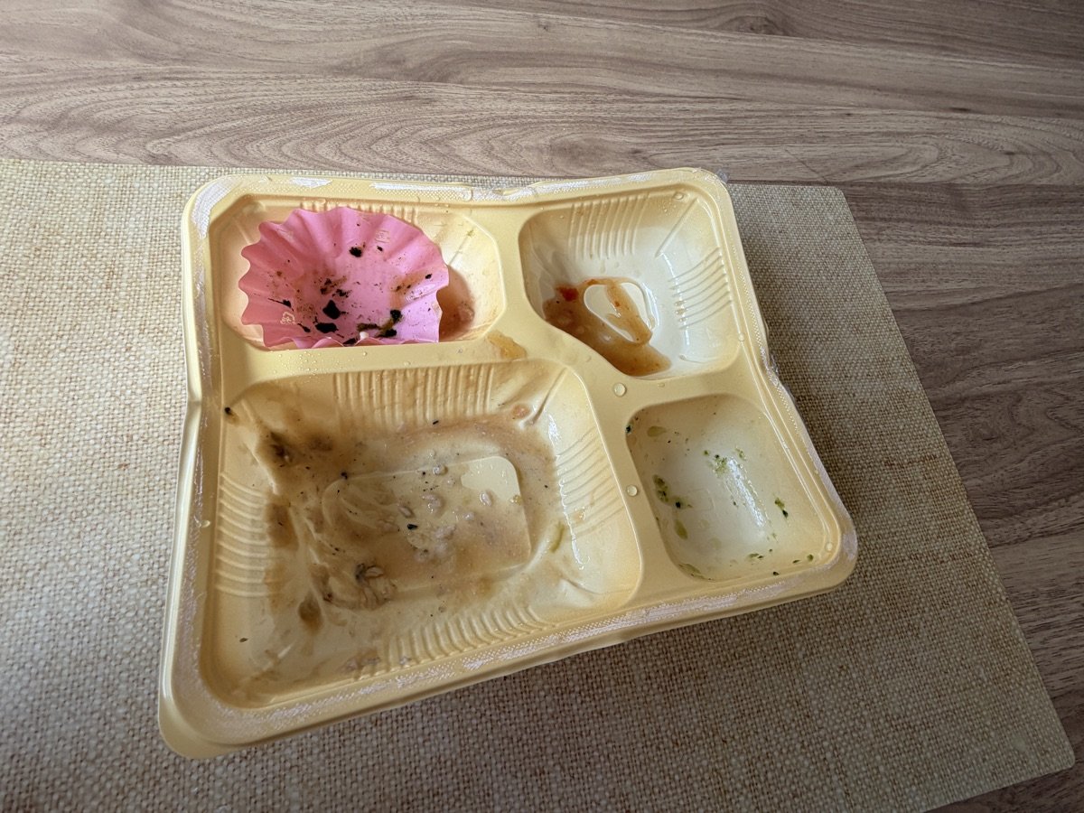 1食目を食べ終わったところ