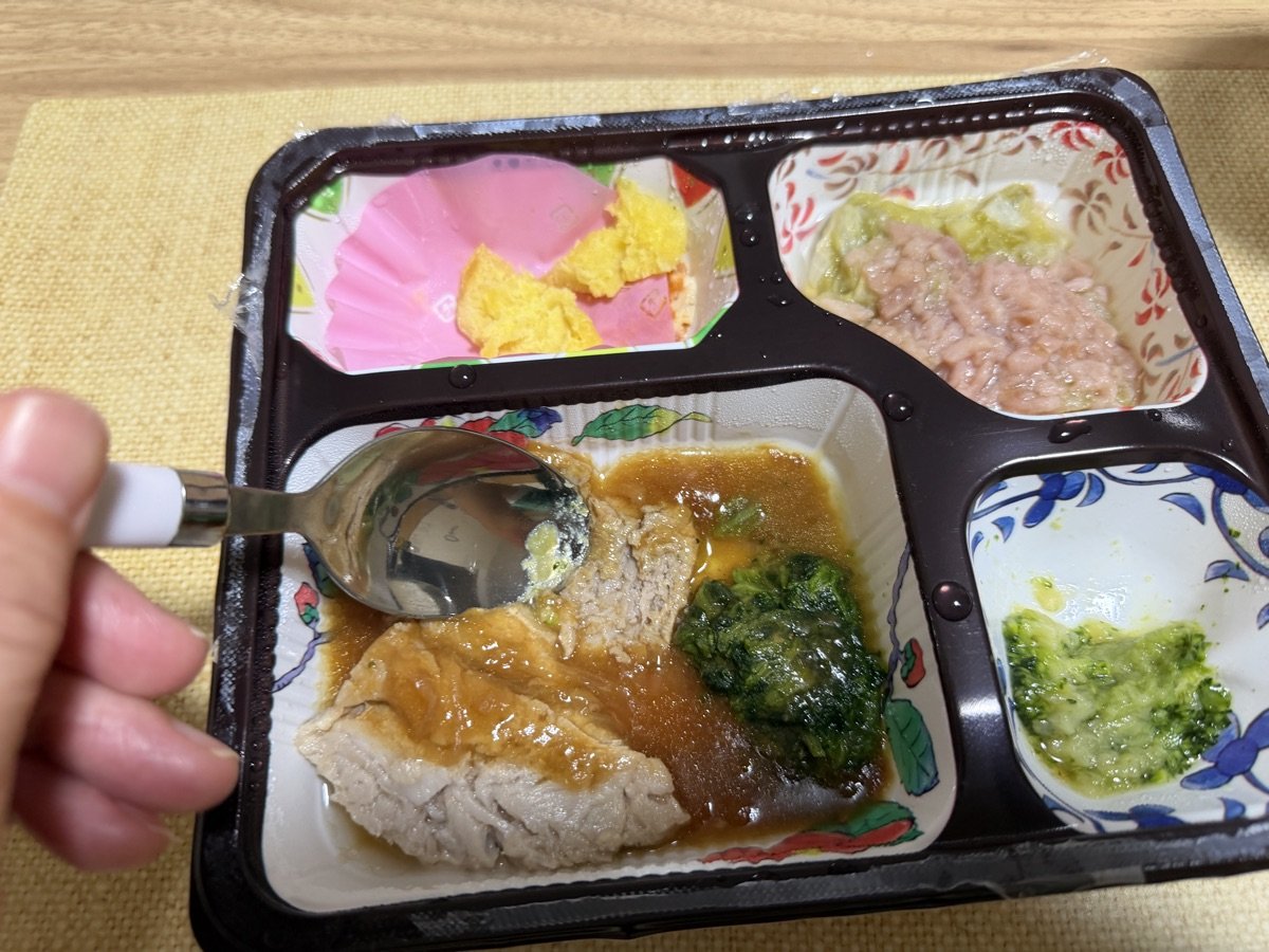 豚肉をスプーンの背で押す